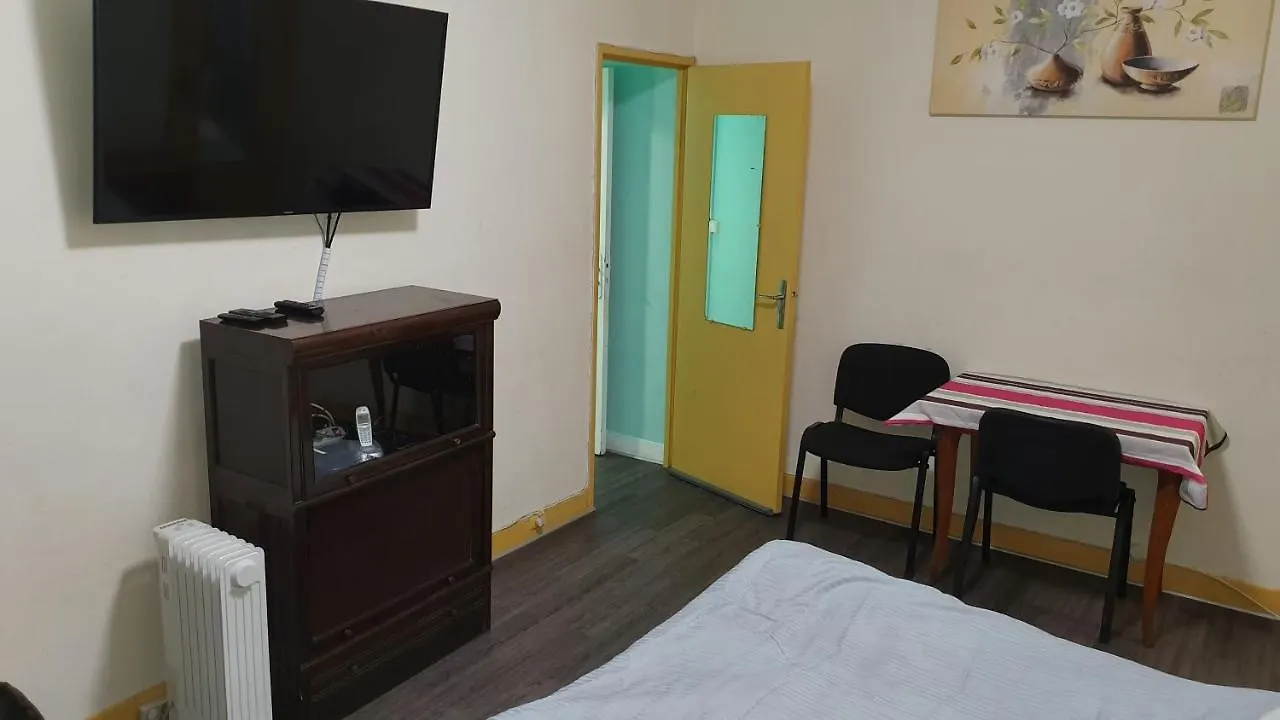 Private Double Bedroom Near Paris Cachan Francie